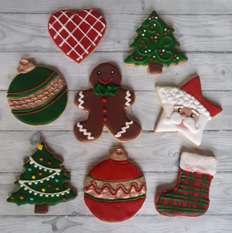 Set de cookies navideñas: corazón, árbol, bolitas, gingerbread man, Papa Noel estrella y media con glaseado en rojo, verde, marrón y dorado
